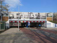 844027 Gezicht op het viaduct in de Waterlinieweg over de Prins Hendriklaan te Utrecht, met op het geluidsscherm oude ...